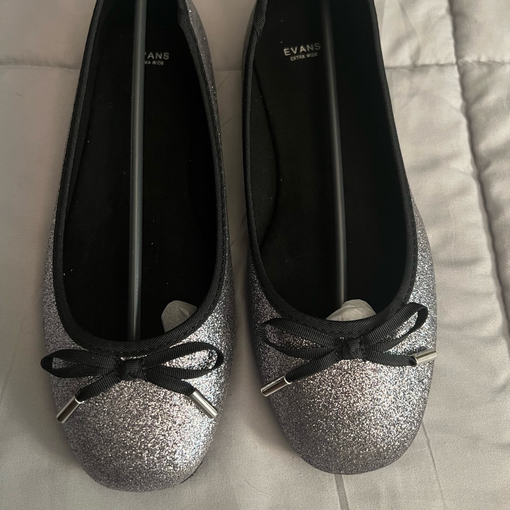 Evans from Avenue silver ballet flats. Extra wide.